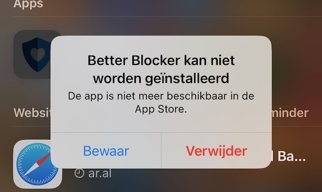 Een meldingsvenster verschijnt op een smartphone het geeft aan dat een app niet kan worden geïnstalleerd de achtergrond toont applicatiepictogrammen en een websiteknop