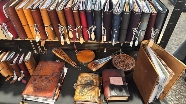 notebook-covers.jpeg Rijen met lederen notebook covers
